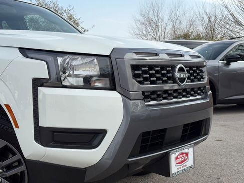 Used 2025 Nissan Frontier SV image 3