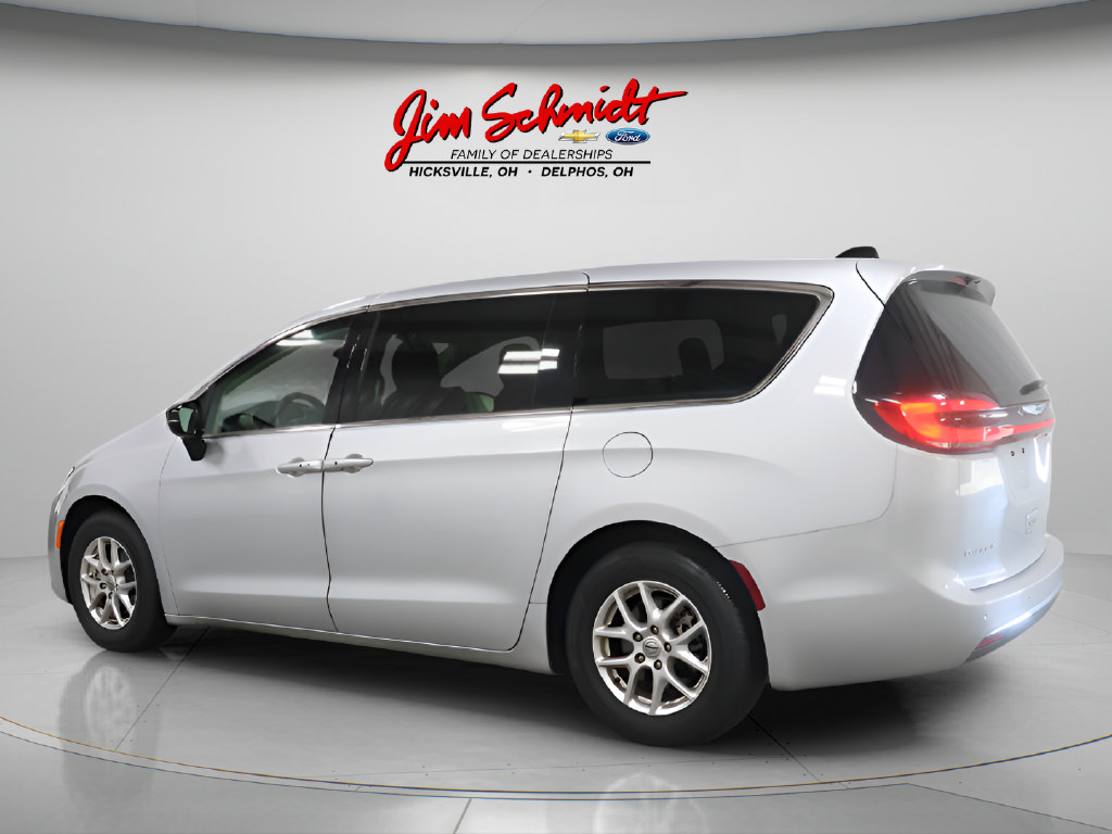 Used 2024 Chrysler Pacifica Touring-L FWD image 3
