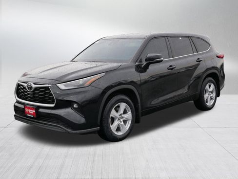 Used 2023 Toyota Highlander LE image 3
