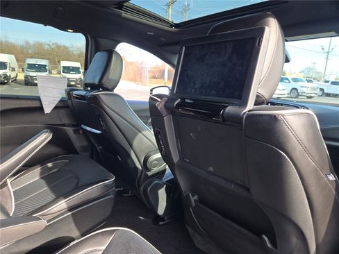 Certified 2025 Chrysler Pacifica Premium image 11