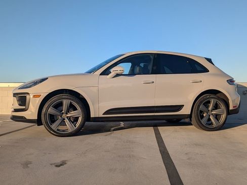 Certified 2022 Porsche Macan image 2