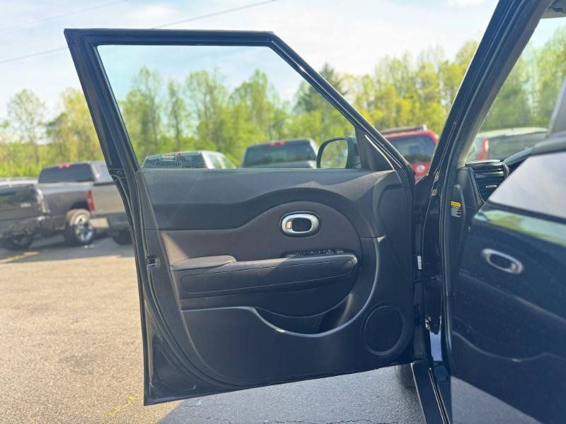 Used 2016 Kia Soul FWD image 9