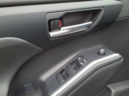 Certified 2023 Toyota Highlander XLE image 9