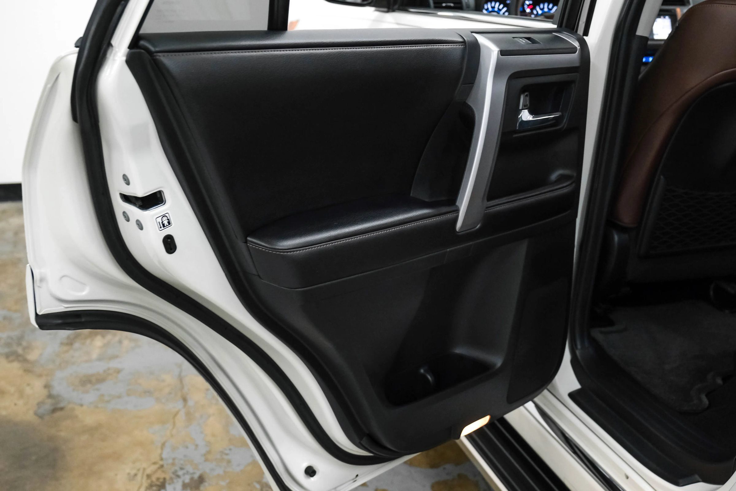 Used 2016 Toyota 4Runner Limited AWD/4WD image 40