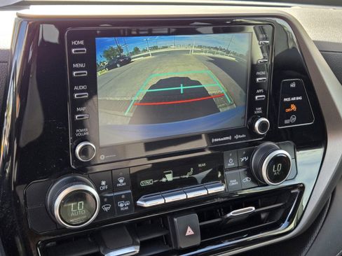 Used 2020 Toyota Highlander LE FWD image 18