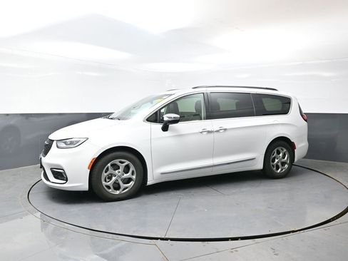 Used 2023 Chrysler Pacifica Limited image 10