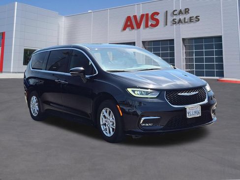 Used 2025 Chrysler Pacifica Select FWD image 3