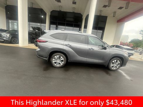 Used 2025 Toyota Highlander XLE FWD image 16