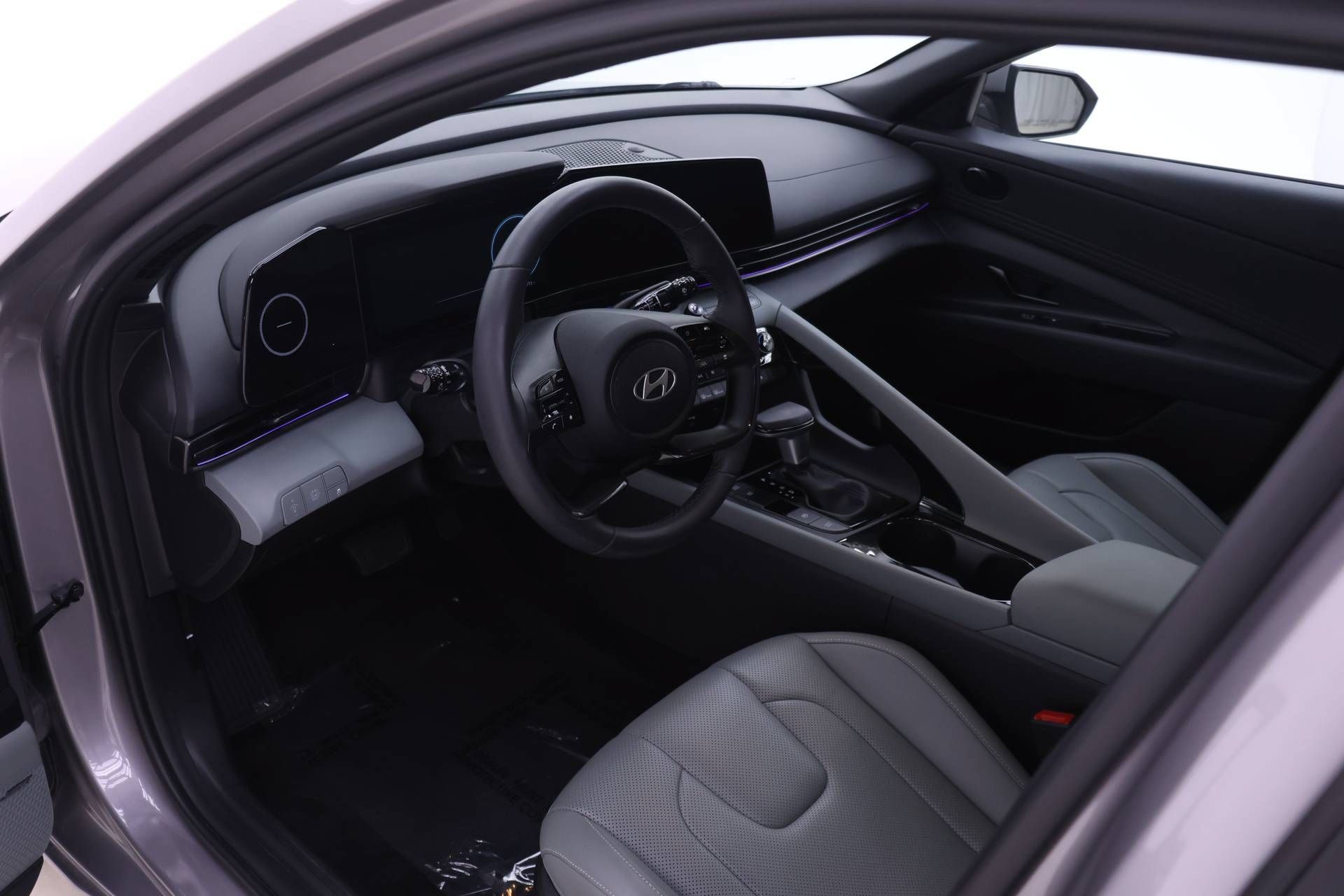Used 2025 Hyundai Elantra Limited FWD image 3