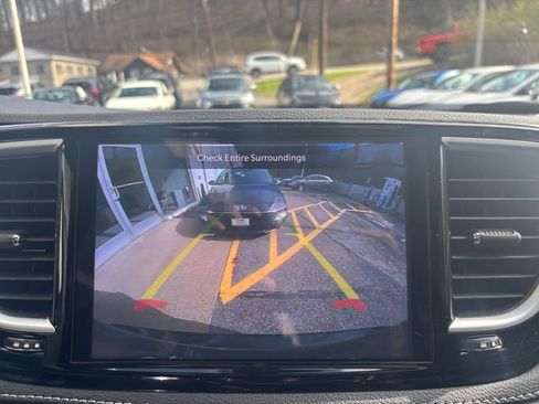 Used 2025 Chrysler Pacifica Limited image 25