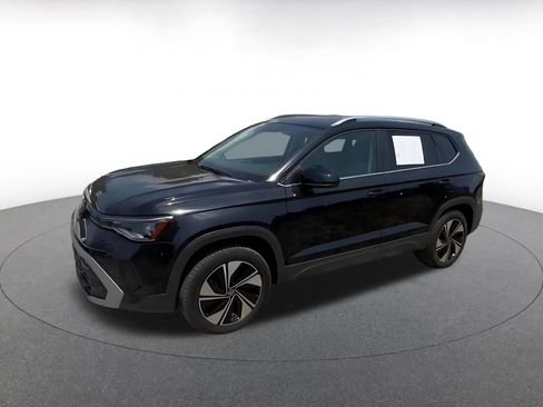 Used 2025 Volkswagen Taos SE image 8