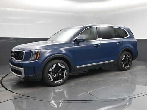 Certified 2024 Kia Telluride EX w/ EX Captain's Chair Package FWD image 9