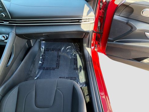 Used 2022 Hyundai Elantra SEL FWD image 16