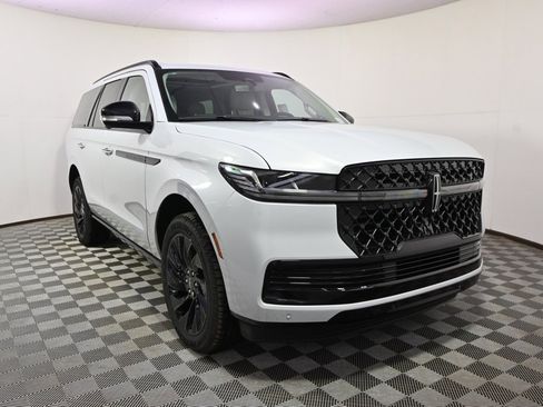 New 2026 Lincoln Navigator Reserve w/ Jet Appearance Package image 9