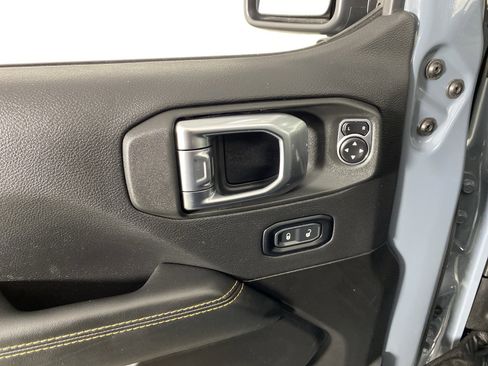 Used 2025 Jeep Wrangler Sahara image 14