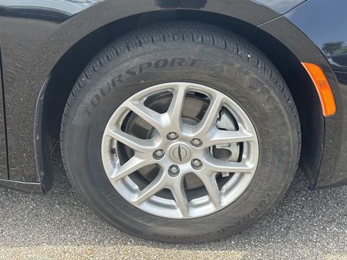Used 2024 Chrysler Pacifica Touring-L FWD image 4