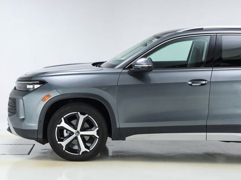 New 2025 Volkswagen Tiguan SE image 3