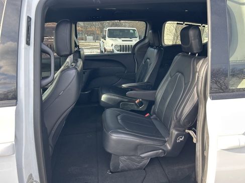 Used 2020 Chrysler Pacifica Touring-L image 14
