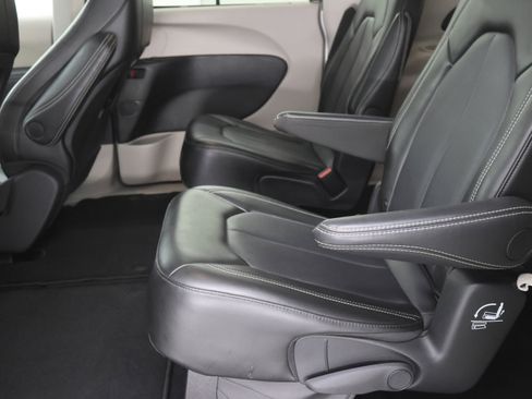 Used 2024 Chrysler Pacifica Touring-L FWD image 9