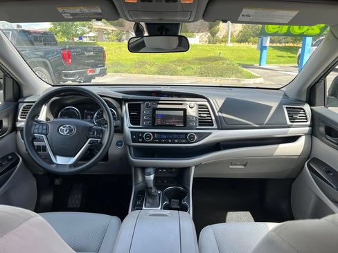 Used 2019 Toyota Highlander LE AWD/4WD image 22
