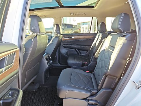 New 2026 Volkswagen Atlas SE image 10