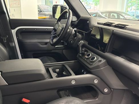 Used 2024 Land Rover Defender 130 X-Dynamic SE AWD/4WD image 11