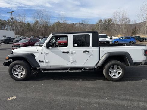 Used 2023 Jeep Gladiator Sport image 3