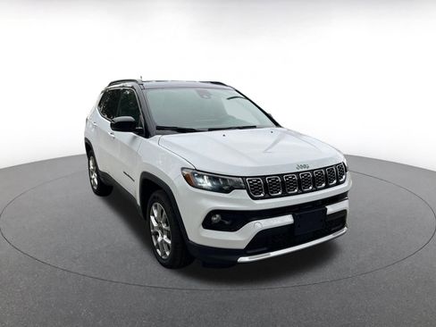 Used 2025 Jeep Compass Limited image 1