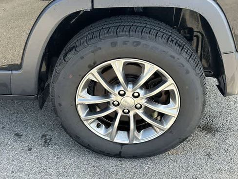 Used 2019 Jeep Cherokee Latitude Plus w/ Cold Weather Group image 5