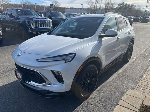 Used 2024 Buick Encore GX Sport Touring image 3