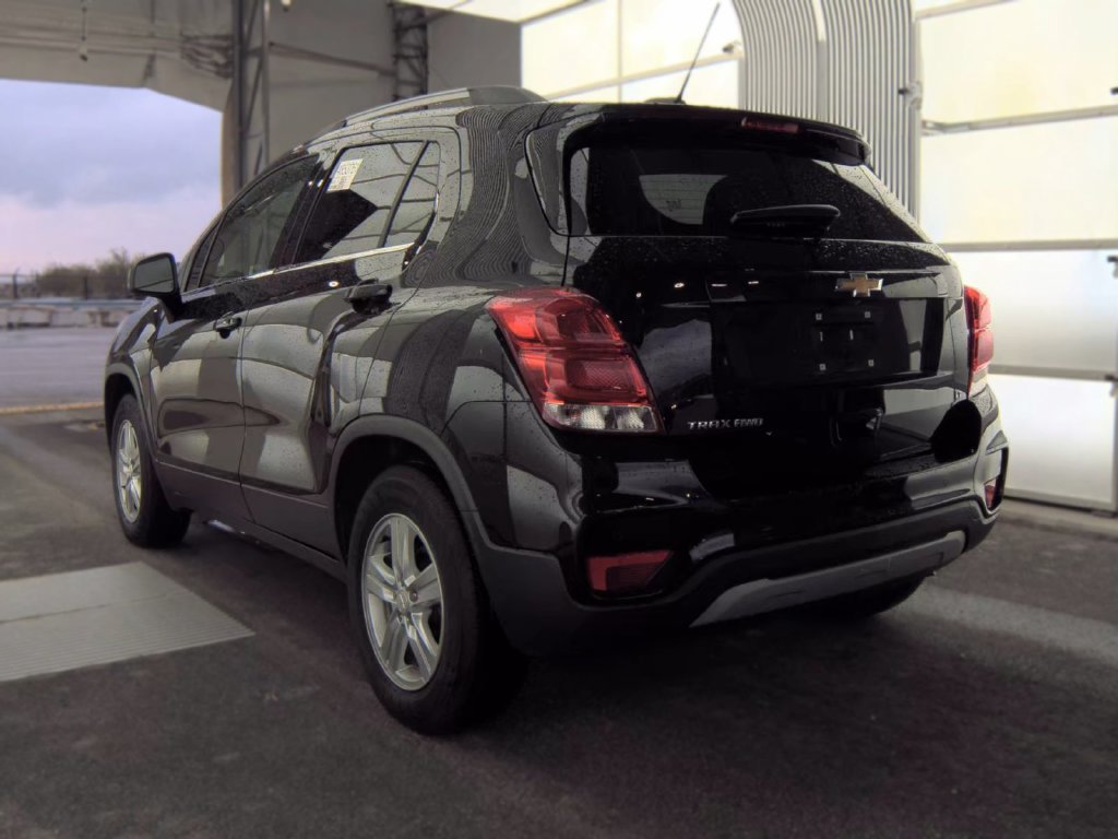 Used 2020 Chevrolet Trax LT w/ Sun & Sound Package AWD/4WD image 4