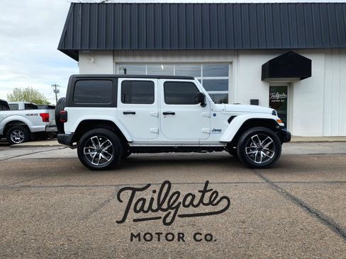 Used 2024 Jeep Wrangler Unlimited w/ Convenience Group AWD/4WD image 1