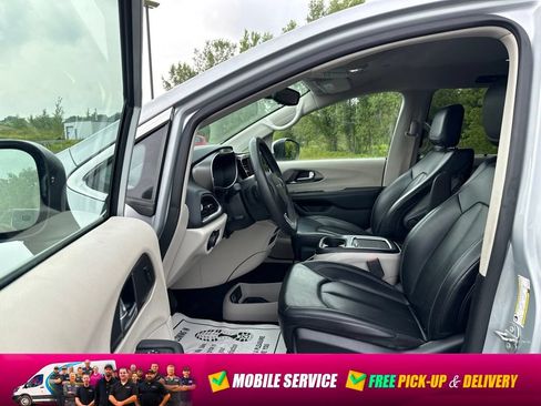 Used 2023 Chrysler Pacifica Touring-L FWD image 21