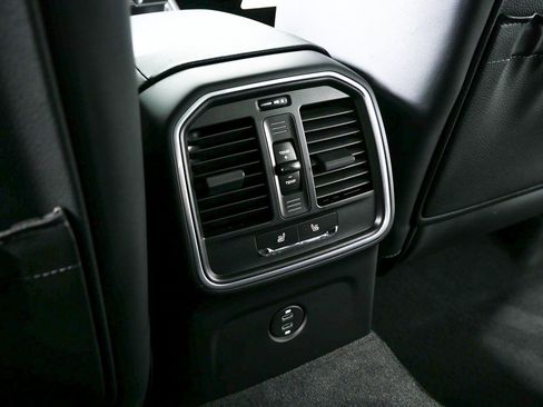 Used 2026 Porsche Macan AWD/4WD image 22