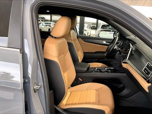 Used 2024 Volkswagen Atlas Cross Sport SEL R-Line image 9