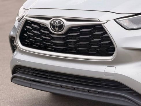 Used 2023 Toyota Highlander LE AWD/4WD image 6