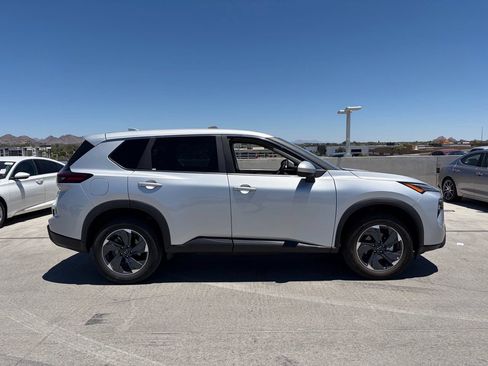 Used 2025 Nissan Rogue SV FWD image 3