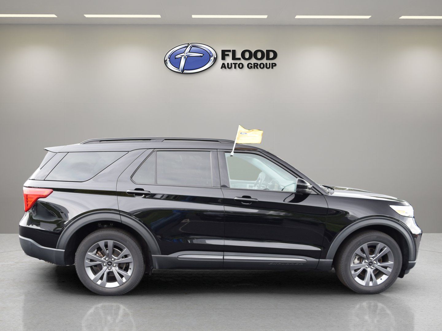 Used 2022 Ford Explorer XLT w/ Equipment Group 202A AWD/4WD image 3