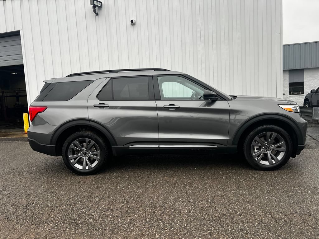 Used 2023 Ford Explorer XLT w/ Equipment Group 202A AWD/4WD image 3