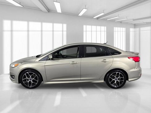 Used 2016 Ford Focus SE w/ SE Sport Package FWD image 4