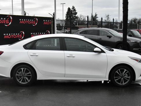 Used 2024 Kia Forte LXS image 9