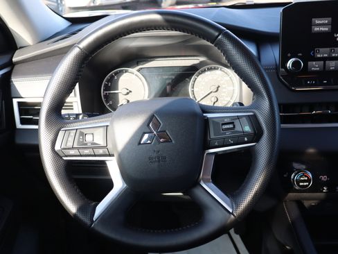 Used 2024 Mitsubishi Outlander SE image 13