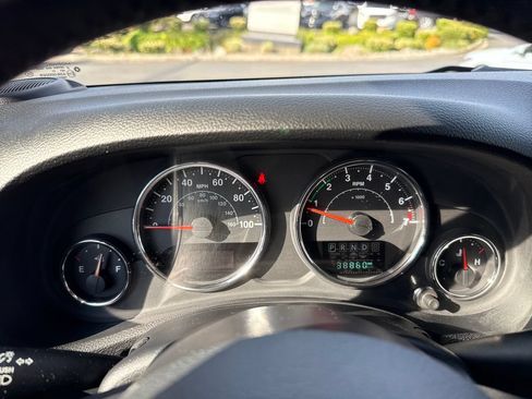 Used 2018 Jeep Wrangler Unlimited Sahara w/ Connectivity Group AWD/4WD image 19