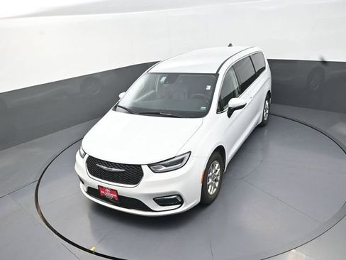 Used 2023 Chrysler Pacifica Touring-L FWD image 14