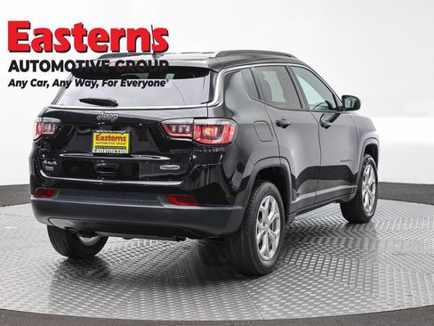 Used 2024 Jeep Compass Latitude AWD/4WD image 5