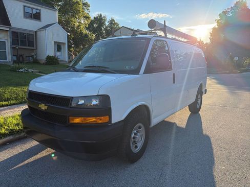 Used 2019 Chevrolet Express 2500 w/ Driver Convenience Package RWD image 3
