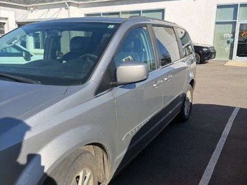 Used 2014 Chrysler Town & Country Touring image 7