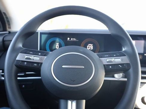 Used 2025 Hyundai Tucson SE image 16