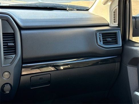 Used 2022 Nissan Titan SV image 15