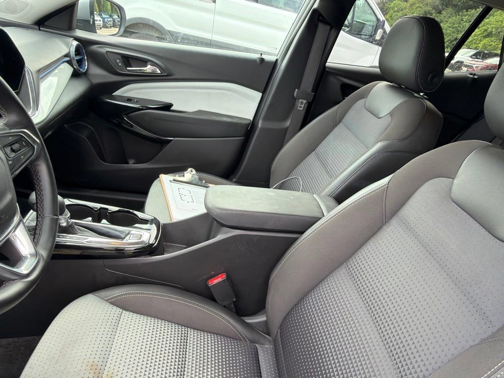 Used 2025 Chevrolet Trax LT w/ LT Convenience Package FWD image 3